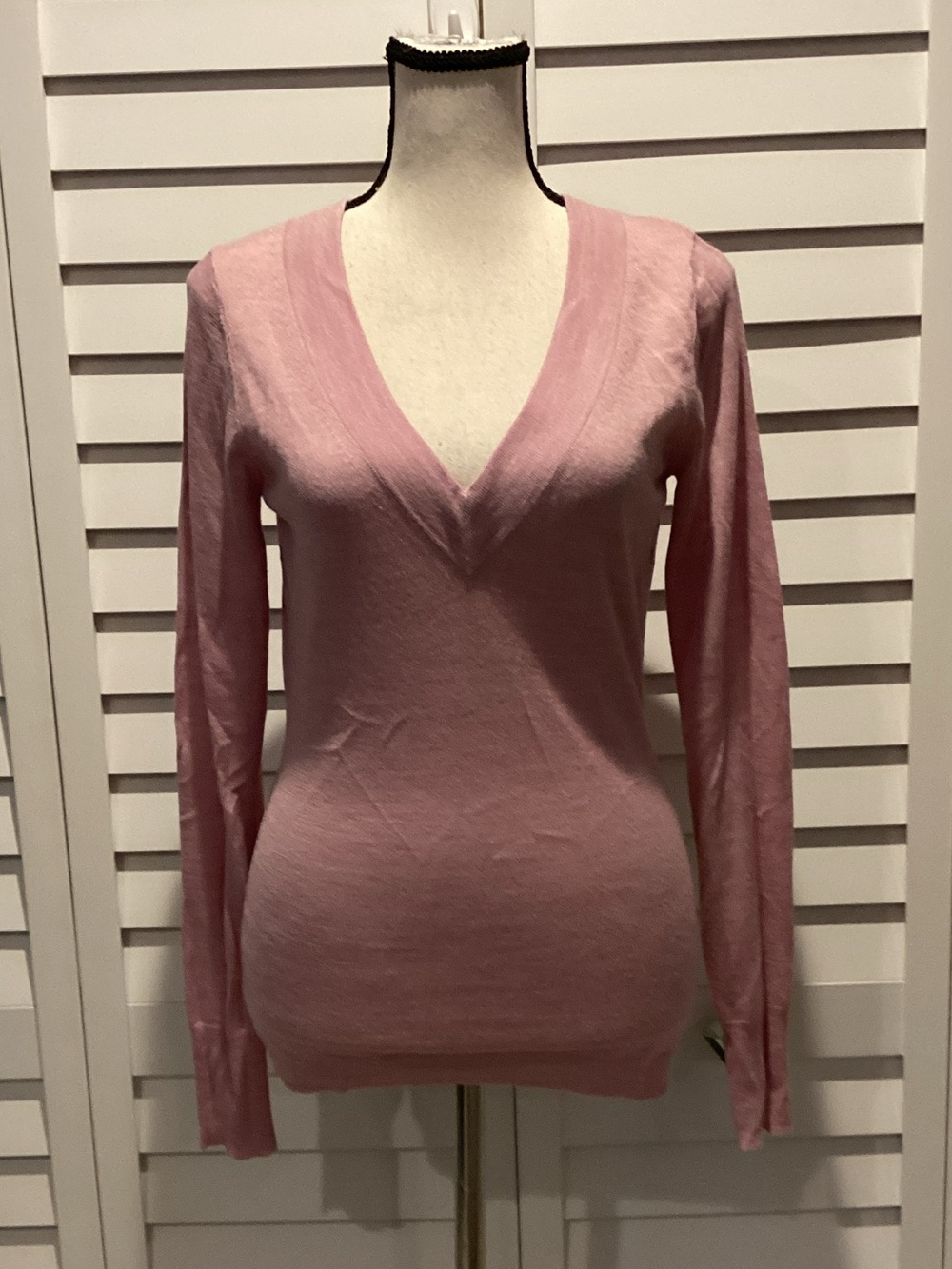 The Limited Dusty Pink V-Neck Long Sleeve Sweater in Merino Wool/Acrylic blend